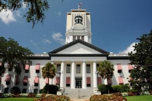 un edificio blanco con una torre encima en Candlewood Suites Tallahassee, an IHG Hotel, en Tallahassee