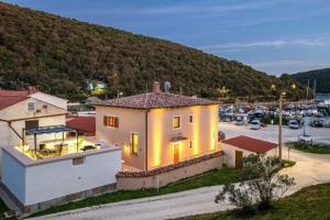 Nespecifikovaný výhled na hory nebo výhled na hory při pohledu z vily