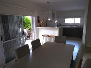 - une cuisine et une salle à manger avec une table et des chaises dans l'établissement Apartamentos Laguna de Navarro, à Navarro