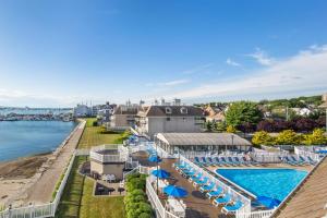 uma vista aérea de um resort com uma piscina e cadeiras em Wellington Resort em Newport