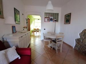 a kitchen and dining room with a table and chairs at LA CASA DI MARZIA in Bardolino