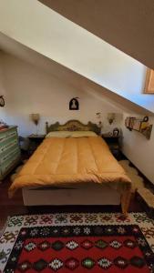 una camera con un letto e un tappeto sul pavimento di Casa Felicia a Pescasseroli