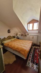 ein Schlafzimmer mit einem großen Bett im Dachgeschoss in der Unterkunft Casa Felicia in Pescasseroli