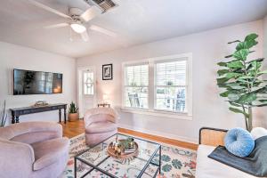 - un salon avec deux chaises et un ventilateur de plafond dans l'établissement Downtown Winter Garden Cottage about 12 Mi to Disney!, à Orlando
