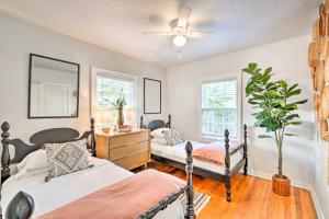 - une chambre avec 2 lits, une commode et un ventilateur dans l'établissement Downtown Winter Garden Cottage about 12 Mi to Disney!, à Orlando