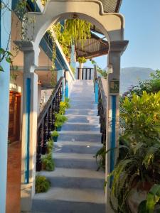 a stairway to a house with blue and white stairs at Hotel Rabin Itzam in Lanquín