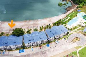 uma vista aérea de um resort perto da praia em Apartamento vacacional - disfruta playa y toboganes a 32km de la ciudad em ArraijÃ¡n