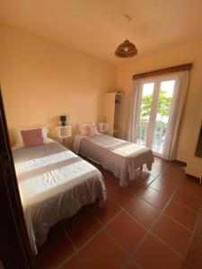 A bed or beds in a room at Casa do Arco