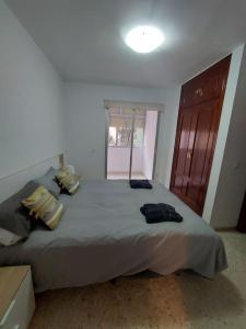 Posteľ alebo postele v izbe v ubytovaní Amplio apartamento junto a la Playa Victoria