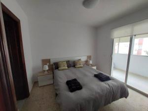 Posteľ alebo postele v izbe v ubytovaní Amplio apartamento junto a la Playa Victoria