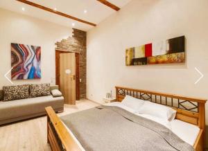 Posteľ alebo postele v izbe v ubytovaní Rustic apartman in the Jewish Quarter