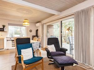 a living room with two chairs and a table at Holiday home Blåvand CCCXV in Blåvand