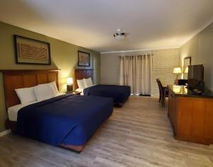 RooseveltにあるRoosevelt Resort Parkのベッド2台とデスクが備わるホテルルームです。