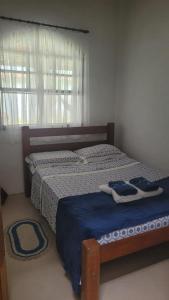 a bedroom with two twin beds and a window at Juquehy Brothers House in Juquei