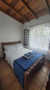 um quarto com uma cama com duas toalhas em Juquehy Brothers House em Juquei