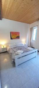 A bed or beds in a room at Chiara rooms