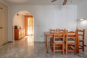 een eetkamer met een tafel en stoelen bij Dúplex La Perla de Andalucia in Calahonda