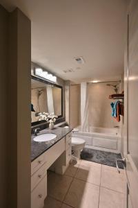 La salle de bains est pourvue d'un lavabo, de toilettes et d'une baignoire. dans l'établissement Spectacular Ocean Front Real 1 Bedroom Condo, 2 Ba, à Myrtle Beach
