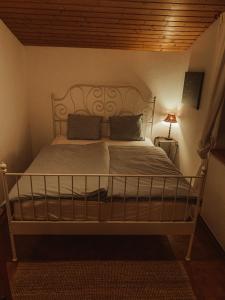 Giường trong phòng chung tại Kuhlinarik Apartment