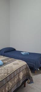duas camas sentadas uma ao lado da outra num quarto em La casita em El Calafate