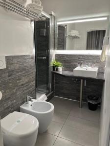 bagno con servizi igienici e lavandino di Rigoletto Rental Rooms a Verona