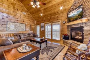 uma sala de estar com um sofá e uma lareira em Whiskey's mountain lodge em Sevierville