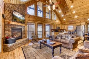een woonkamer met een open haard in een blokhut bij Whiskey's mountain lodge, Mtn Views, Hot Tub, 560 FREE tickets each paid day in Sevierville