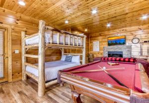 een slaapkamer in een blokhut met een pooltafel en een stapelbed bij Whiskey's mountain lodge, Mtn Views, Hot Tub, 560 FREE tickets each paid day in Sevierville +61 foto's