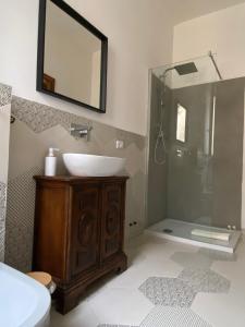 a bathroom with a sink and a shower with a mirror at Il B&B dei viaggiatori in Pisa