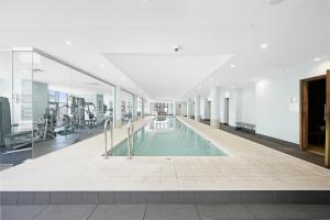 สระว่ายน้ำที่อยู่ใกล้ ๆ หรือใน The Alexander Apartments - Harbour Views, Parking, Pool, 24hr Concierge