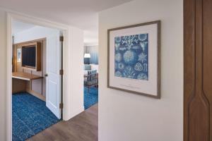 a corridor of a hotel room with a picture on the wall at Outrigger Reef Waikiki Beach Resort in Honolulu