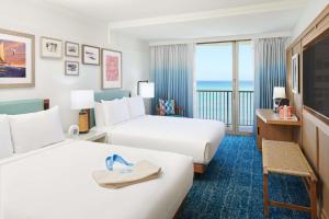 una camera d'albergo con due letti e vista sull'oceano di OUTRIGGER Reef Waikiki Beach Resort a Honolulu