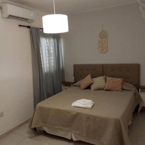 ein Schlafzimmer mit einem Bett und einem Handtuch darauf in der Unterkunft Hermoso departamento en Formosa in Formosa
