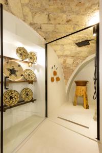 um quarto com pratos na parede e uma mesa em Crobi Museum and Suites em Cagliari