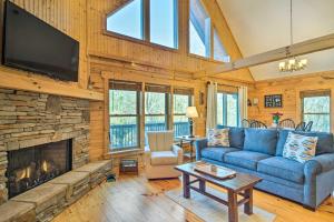 Χώρος καθιστικού στο Quaint Cabin with Deck and Loft 10 Mi to Lake Lure!