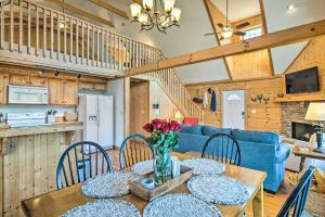 comedor y cocina con mesa y sillas en Cozy Cabin with Loft about 10 Mi to Lake Lure!, en Lake Lure