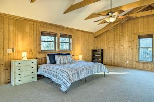 1 dormitorio con 1 cama y ventilador de techo en Cozy Cabin with Loft about 10 Mi to Lake Lure!, en Lake Lure