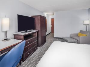 ein Hotelzimmer mit einem Bett und einem TV in der Unterkunft Crowne Plaza Milwaukee South, an IHG Hotel in Milwaukee