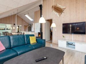 TV a/nebo společenská místnost v ubytování Luxury Retreat in Blavand - By Traum Ferienwohnungen