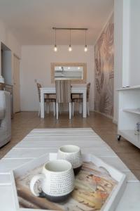 a kitchen and dining room with a table and chairs at Departamento Laura con Cochera in Villa María