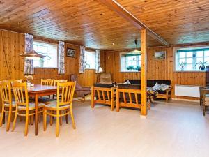 jadalnia ze stołem, krzesłami i oknami w obiekcie 6 person holiday home in Ribe w mieście Ribe