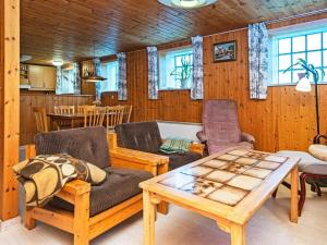 里伯的住宿－6 person holiday home in Ribe，客厅配有椅子和茶几