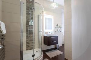 a bathroom with a shower and a sink at GLASGOW WEST END 5 MIN WALK TO SECC AND HYDRO in Glasgow