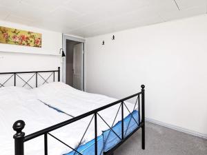 1 dormitorio con 1 cama en una habitación en Holiday home Bindslev VI, en Bindslev