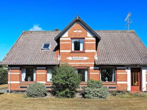 una casa de ladrillo marrón con techo marrón en Holiday home Bindslev VI, en Bindslev
