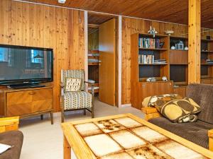 6 person holiday home in Ribe في ريبي: غرفة معيشة مع تلفزيون وأريكة وطاولة