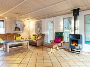 sala de estar con chimenea y sofá en 14 person holiday home in Vejers Strand, en Vejers Strand