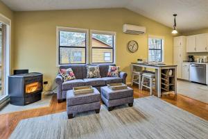 - un salon avec un canapé et une cuisinière dans l'établissement Cozy Table Rock Lake Vacation Rental with Deck, à Golden