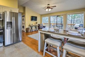 Η κουζίνα ή μικρή κουζίνα στο Lake Views Table Rock Lake Retreat with Fenced Yard +18 φωτογραφίες
