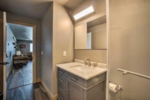 Bilik mandi di Spacious Saratoga Condo with Mountain Views! +18 gambar